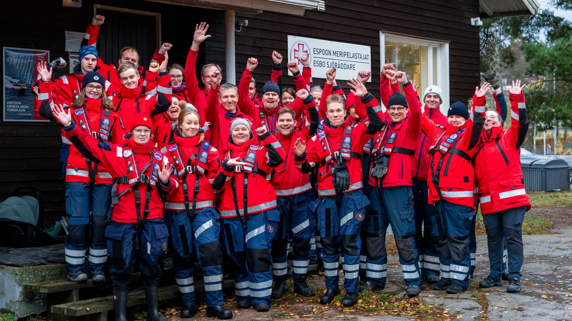 Kuvassa noin 20 meripelastajaa ryhmäkuvassa
